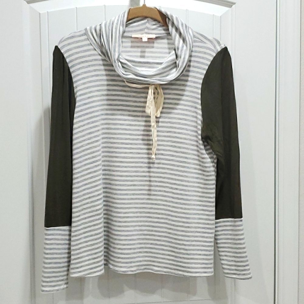 Hailey  & Co, woman's long sleeve shirt, size large